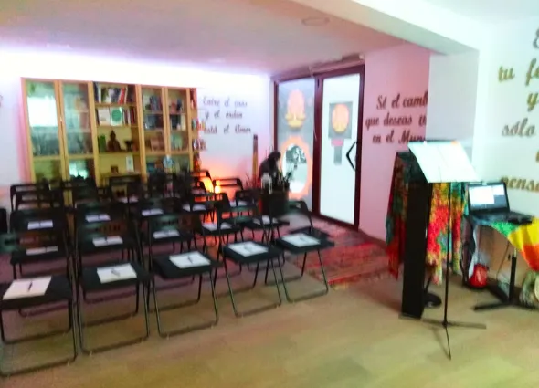 Alquiler flexible de sala multifuncional con equipamiento en Alicante y capacidad para 25 personas.