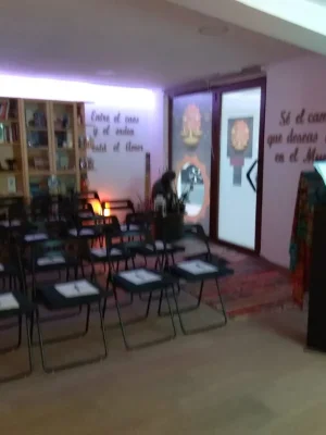 El alquiler de nuestra sala multifuncional de 35 m² en Alfaz del Pi, Alicante, es una solución versátil para eventos. Equipado con proyector, pantalla, sillas, mesas y Wi-Fi de alta velocidad, facilita presentaciones en línea y videoconferencias. La iluminación ajustable permite crear el ambiente adecuado para cada ocasión. Con reservación en línea, fácil acceso y buenos servicios de transporte, es ideal para talleres, reuniones y conferencias. Además, es accesible para personas con movilidad reducida y se ofrece servicio de limpieza antes y después del evento. Asegura el éxito de tu próximo evento en Centro Luz.