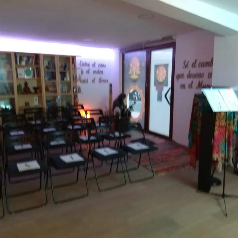 El alquiler de nuestra sala multifuncional de 35 m² en Alfaz del Pi, Alicante, es una solución versátil para eventos. Equipado con proyector, pantalla, sillas, mesas y Wi-Fi de alta velocidad, facilita presentaciones en línea y videoconferencias. La iluminación ajustable permite crear el ambiente adecuado para cada ocasión. Con reservación en línea, fácil acceso y buenos servicios de transporte, es ideal para talleres, reuniones y conferencias. Además, es accesible para personas con movilidad reducida y se ofrece servicio de limpieza antes y después del evento. Asegura el éxito de tu próximo evento en Centro Luz.