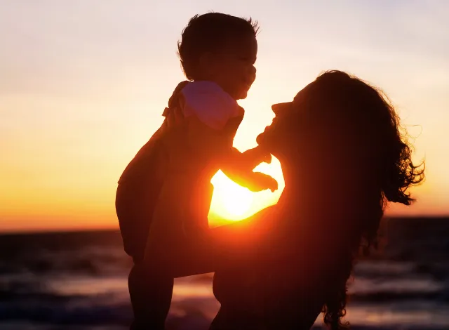 La energía femenina se caracteriza por la receptividad, la intuición y la conexión con la naturaleza, invitándonos a fluir con la vida y nutrir nuestras relaciones. 