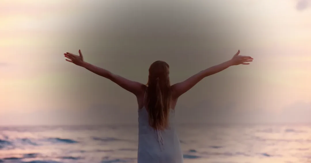 En la sociedad actual, a menudo nos enfocamos en cuidar y amar a los demás, descuidando el amor propio. Este implica aceptarnos y valorarnos, dedicando tiempo al desarrollo personal para alcanzar la felicidad y mejorar el bienestar en todas las áreas de nuestras vidas. Si no nos amamos a nosotros mismos, ¿cómo podemos esperar que otros lo hagan? Por tanto, dedicar tiempo y energía al desarrollo personal es crucial.