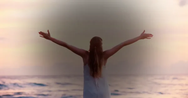En la sociedad actual, a menudo nos enfocamos en cuidar y amar a los demás, descuidando el amor propio. Este implica aceptarnos y valorarnos, dedicando tiempo al desarrollo personal para alcanzar la felicidad y mejorar el bienestar en todas las áreas de nuestras vidas. Si no nos amamos a nosotros mismos, ¿cómo podemos esperar que otros lo hagan? Por tanto, dedicar tiempo y energía al desarrollo personal es crucial.