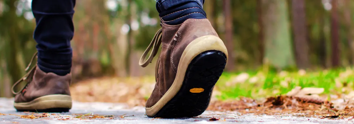 Experimenta el poder transformador de la caminata consciente, también conocida como caminata mindfulness. Esta práctica combina la atención plena con el simple acto de caminar. Mientras que una caminata convencional puede dejar tu mente divagando sin dirección, la caminata consciente te invita a estar presente en cada paso. Únete al desafío propuesto por Portal Centro Luz de abril 2024.