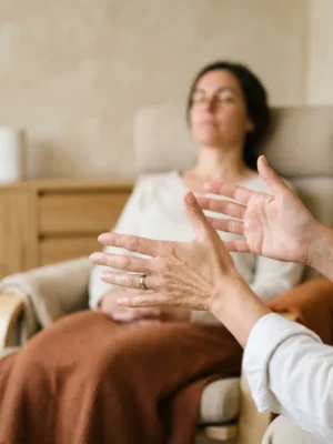 Te acompañamos en una sesión de hipnosis terapéutica presencial en Alicante con hipnosis ericksoniana, PNL y coaching para trabajar bloqueos emocionales, ansiedad y cambio de hábitos y reforzar tu autoestima y confianza.