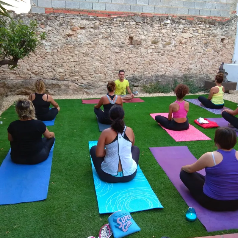 No dejes pasar la oportunidad de aprovechar este jardín multifuncional en Alfaz del Pi. Ya sea que necesites un lugar para una clase de yoga, una reunión de trabajo al aire libre o una sesión de meditación, este espacio de 25 m² se adapta a tus necesidades y supera tus expectativas. El jardín privado para eventos al aire libre de Centro Luz ofrece un entorno natural y reservado, perfecto para cualquier actividad que busque combinar serenidad y funcionalidad. Con opciones de alquiler por horas, días o semanas, y una ubicación estratégica entre Altea, Benidorm y La Nucía, este jardín multifuncional te permite planificar con flexibilidad y comodidad. Reserva ahora y transforma tus actividades en experiencias memorables.