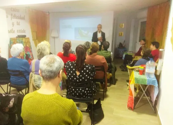 Sistema de reserva en línea con agenda para gestionar asistentes, permitiéndoles reservar el evento con anticipación y recibiendo recordatorios.